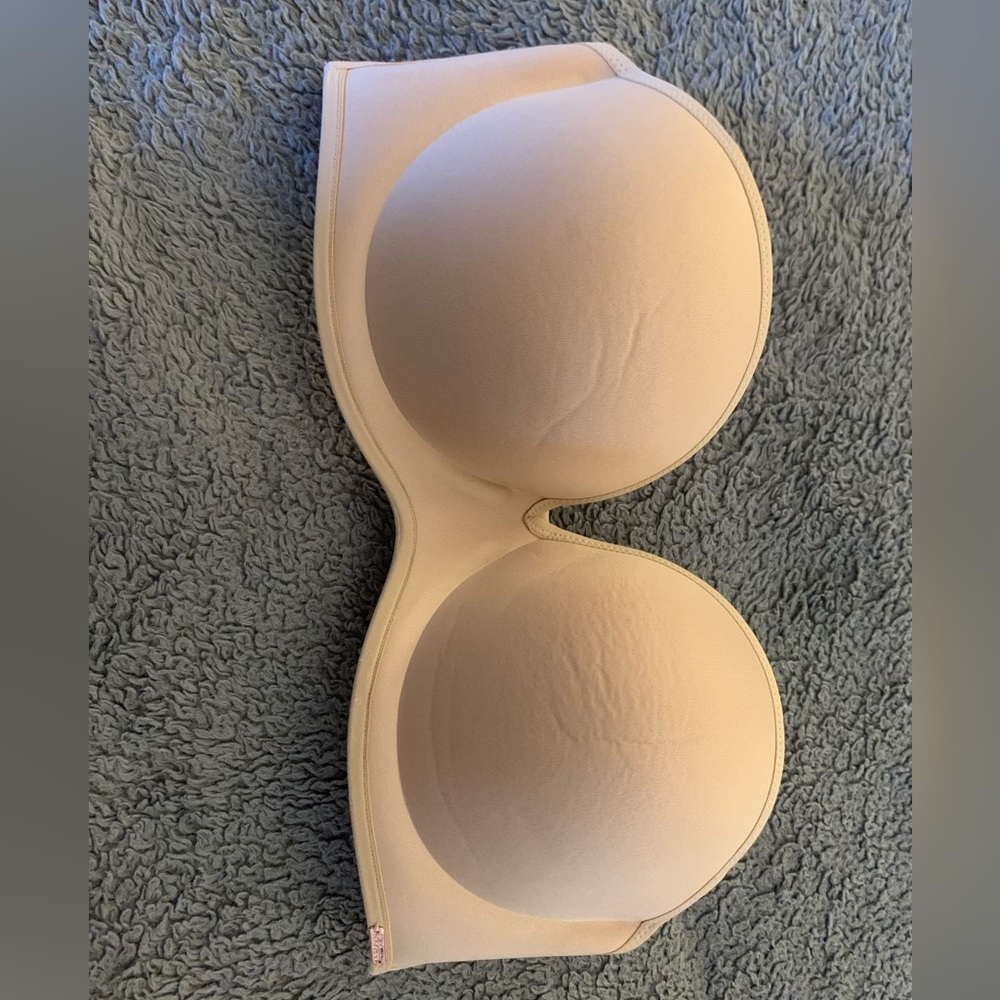 Le Mystere Clean Lines Seamless Strapless Bra in Natural
